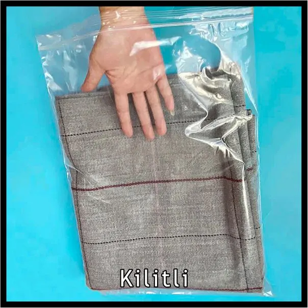 Şeffaf kilitli torba görseli. Kilitli torba içinde tekstil ürünü var.