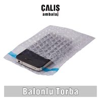 İçinde cep telefonu olan bantlı şeffaf balonlu torba.