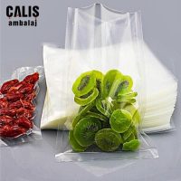 Kivi ve hurma paketlemede kullanılan gıda vakum torbası. Arka planda bir demet gıda vakum torbası mevcut.