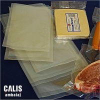 İçinde peynir, sosis ve et ürünlerinin bulunduğu şeffaf gıda vakum torbaları. Tüm paketlerin havası alınarak paketlemesi yapılmış.