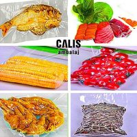 Gıda vakum poşeti ile vakumlanmış balık, salam, mısır, çilek ve çekirdek.