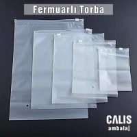 Farklı boyutlarda buzlu fermuarlı torbalar. Fermuarlı torbaların bazılarında hava deliği mevcut.