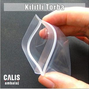 Şeffaf kilitli torbanın kilit mekanizmasının açık halde görüntülenmesi. Bi kişi elinde kilitli torba tutuyor.