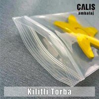 İçinde hediyelik eşya olan şeffaf kilitli poşet.