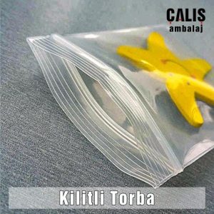 İçinde hediyelik eşya olan şeffaf kilitli poşet.