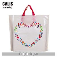 Baskılı yumuşak saplı PE poşet. Beyaz poşet üzerinde 6 renk çiçek desenli ve kalpli baskı var.