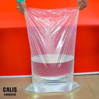 İçinde su olan büyük boy baskısız pe şeffaf naylon poşet.