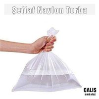 Ürünün sızdırmazlığını belgelemek amacıyla bir el içinde su bulunan şeffaf naylon torba tutuyor.