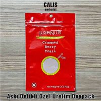 Kırmızı zemin baskılı yuvarlak askı delikli özel üretim doypack. Kilitli ve açık ağız kısmında yırtma çentiği ile birlikte.