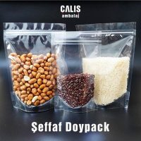 Üç adet şeffaf doypack poşetin birinin içinde kuruyemiş diğer ikisinin içinde bakliyat var.